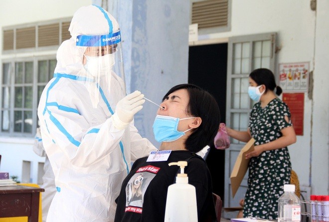 Đà Nẵng: Hơn 40 thí sinh mặc đồ bảo hộ kín mít đến làm thủ tục thi