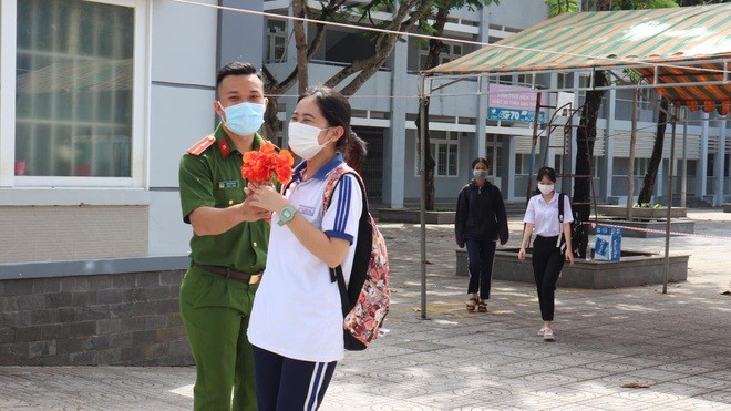 Thi tốt nghiệp THPT: 2 nữ sinh được tặng hoa trước cổng trường thi gây 'sốt'