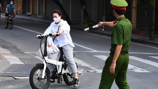 Hà Nội: Gần 300 người bị xử phạt vi phạm, hơn 13.000 phương tiện phải quay đầu