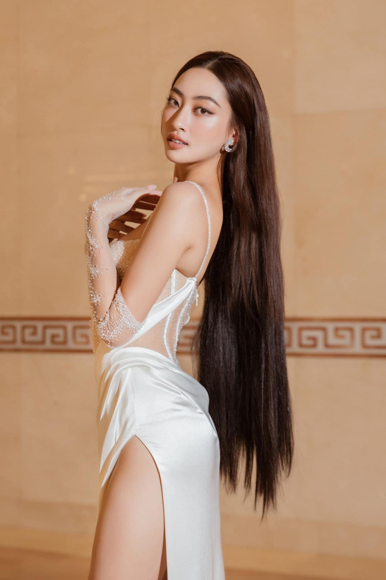 Hoa hậu Lương Thùy Linh khoe sắc vóc gợi cảm