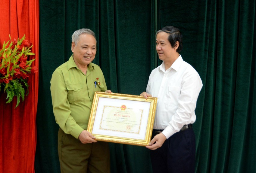 Bộ trưởng GD-ĐT tặng bằng khen cho cụ ông 82 tuổi đỗ tốt nghiệp