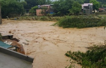 Thủ tướng Lào gửi điện thăm hỏi tình hình mưa lũ tại Việt Nam