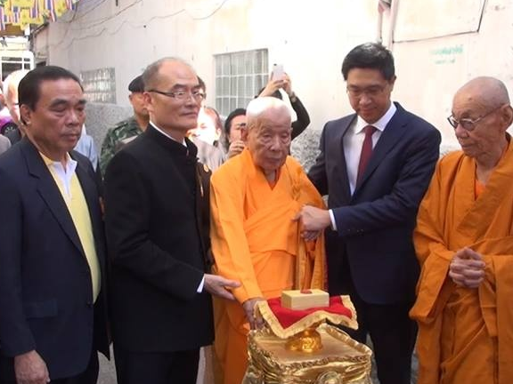 Gắn biển tiếng Việt cho chùa tại Thái Lan