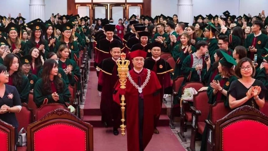 Góc nhìn của GS Trần Ngọc Thêm về lễ phục tốt nghiệp