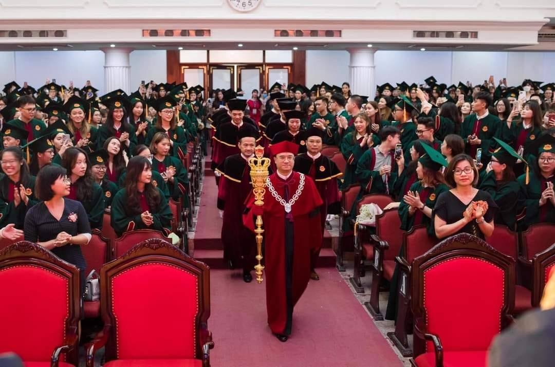 GS Trần Ngọc Thêm: Khó có chuẩn mực cho lễ phục tốt nghiệp
