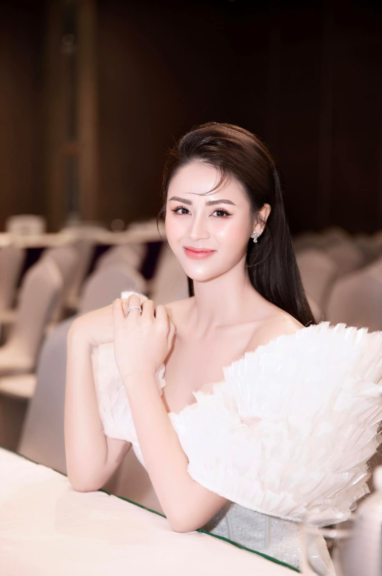 Lương Thu Trang gây thương nhớ với đầm trắng tinh khôi Lương Thu Trang gây thương nhớ với đầm trắng tinh khôi