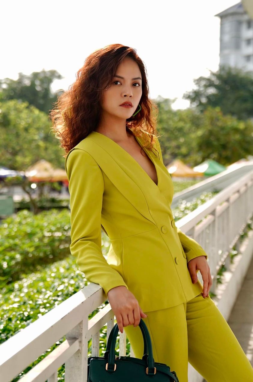 Sao Việt: Phan Minh Huyền khoe vai trần quyến rũ, Hoa hậu Thùy Tiên gợi cảm hết nấc