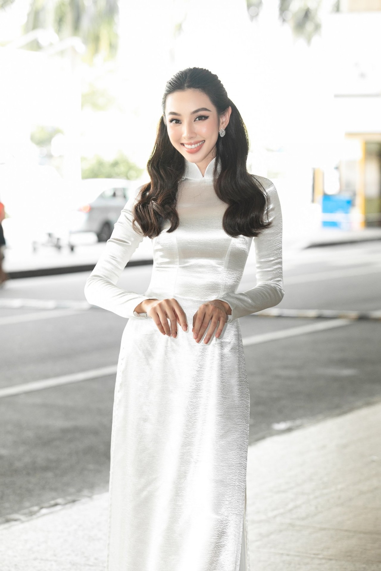 Hoa hậu Nguyễn Thúc Thùy Tiên đẹp tinh khôi trong tà áo dài trắng