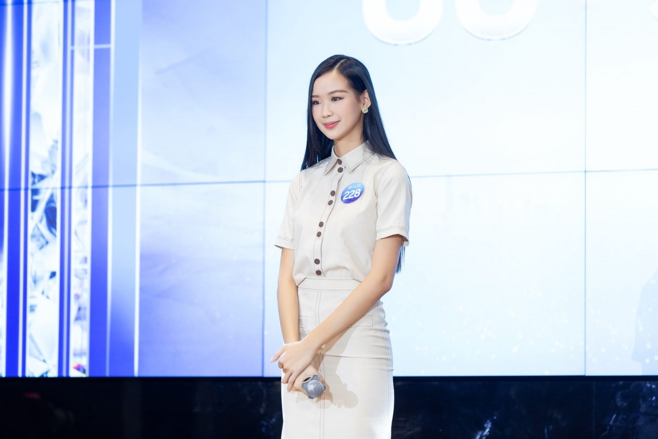 Soi nhan sắc của Á hậu Bảo Ngọc Soi nhan sắc của Á hậu Bảo Ngọc