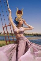 Lý Nhã Kỳ đẹp tựa nữ thần bên dòng sông Nile