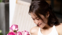 Sao Việt: Lý Nhã Kỳ ngọt ngào, quyến rũ, Khả Ngân đọ sắc cùng hoa