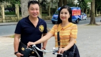 Sao Việt: Hồng Diễm gợi cảm với đầm đỏ, NSND Thu Hà dạo phố cùng Lý Hùng