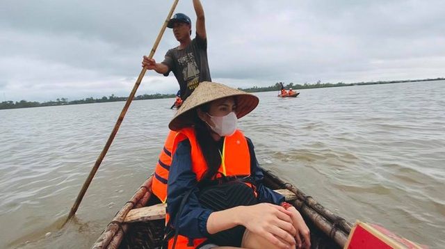 Sao Việt tuần qua: Thủy Tiên quyên góp được 150 tỷ, thuyền cứu trợ của Hoa hậu Kỳ Duyên bị lật, Hòa Minzy không nhận quyên góp vì không biết tính toán