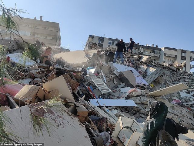 Động đất kinh hoàng đánh sập hàng chục nhà cao tầng ở Thổ Nhĩ Kỳ