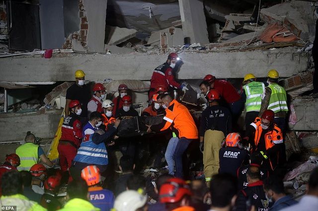 Động đất kinh hoàng đánh sập hàng chục nhà cao tầng ở Thổ Nhĩ Kỳ