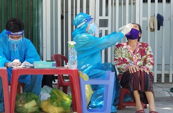 Lấy mẫu xét nghiệm tầm soát COVID-19 cho người dân TP Nha Trang, Khánh Hòa