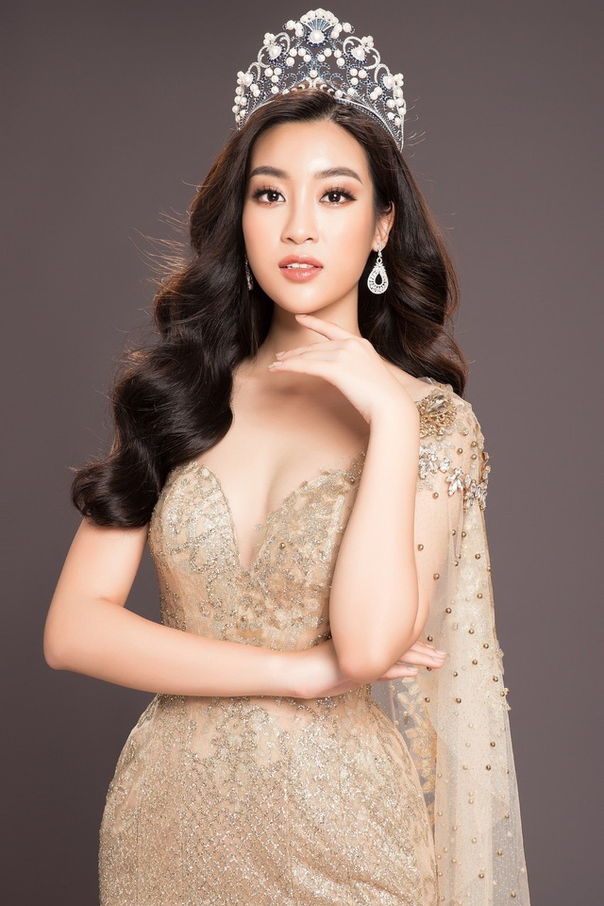 Hoa hậu Đỗ Mỹ Linh chuẩn bị lên xe hoa