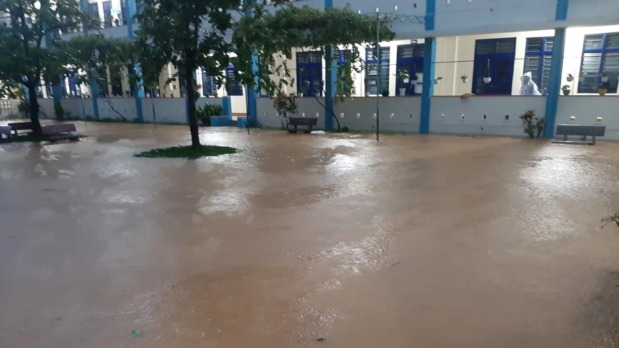 Nhiều trường ở Đà Nẵng cho học sinh nghỉ học vì mưa lớn kéo dài