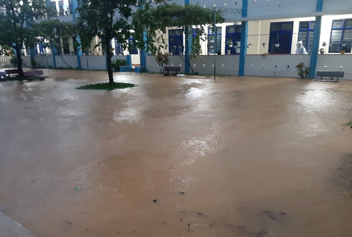 Hàng loạt trường ở Đà Nẵng cho học sinh nghỉ vì mưa lớn, ngập úng