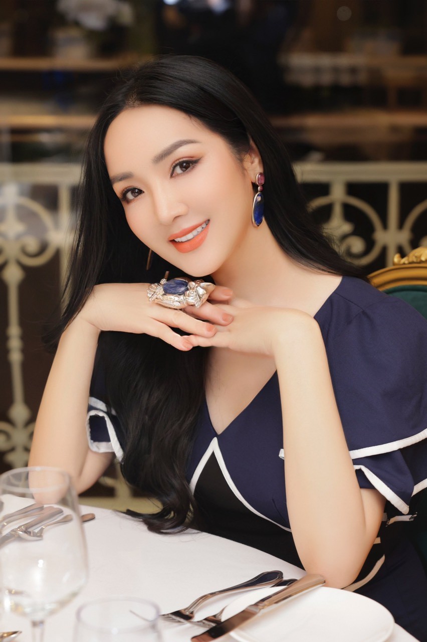 Sao Việt: Hoa hậu Giáng My cuốn hút, dịu dàng; BTV Hoài Anh gợi cảm