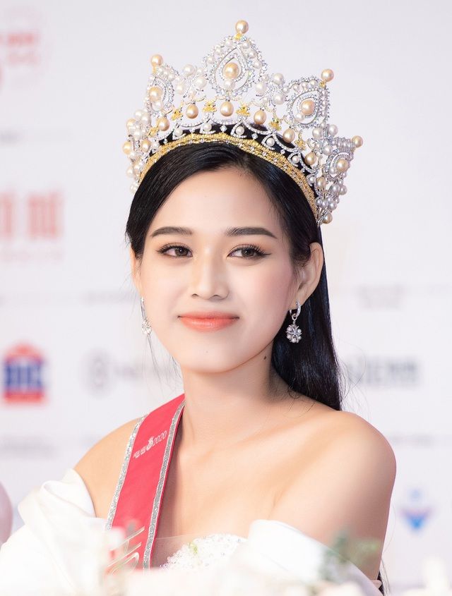 Hoa hậu Đỗ Thị Hà 'đọ sắc' cùng 2 Á hậu sau đăng quang
