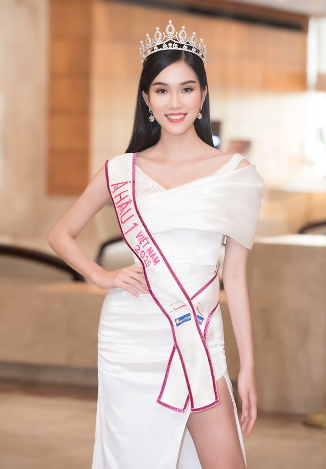 Hoa hậu Đỗ Thị Hà 'đọ sắc' cùng 2 Á hậu sau đăng quang
