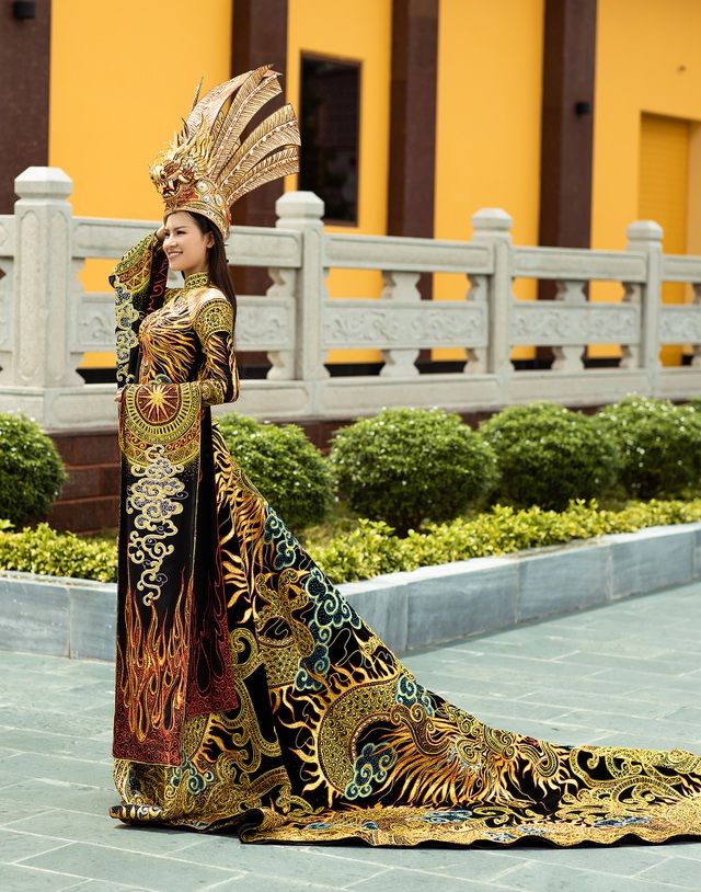Thái Thị Hoa đạt giải nhất Trang phục Dân tộc tại Hoa hậu Trái Đất