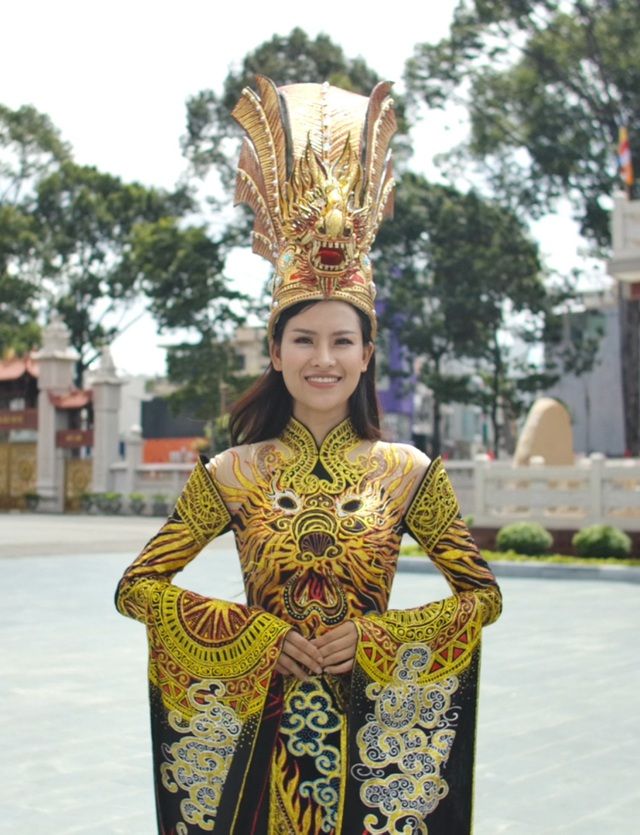 Thái Thị Hoa đạt giải nhất Trang phục Dân tộc tại Hoa hậu Trái Đất