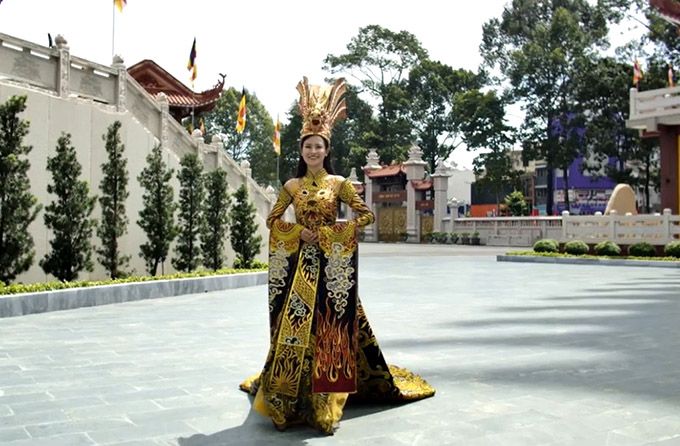 Với thiết kế 'Mẹ Âu cơ', Thái Thị Hoa đã 'ghi điểm' tại Hoa hậu Trái Đất