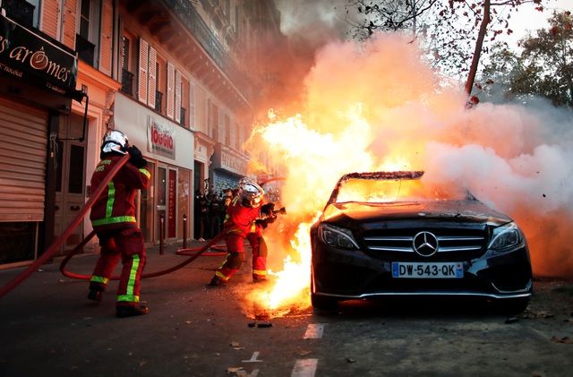 Pháp: Phản đối dự luật an ninh, hàng trăm nghìn người xuống đường biểu tình, Paris chìm trong khói lửa