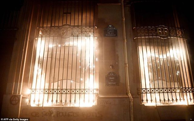 Người biểu tình cũng châm lửa đốt ngân hàng trung ương Pháp. Lực lượng cứu hỏa rất vất vả mới có thể tới hiện trường vì các con phố đã bị cảnh sát rào lại và các đám cháy ngùn ngụt trên đường.