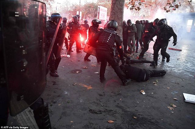 Hiện chưa rõ số người biểu tình bị thương liên quan tới vụ biểu tình hôm qua, nhưng phía cảnh sát xác nhận có ít nhất 37 thành viên của lực lượng này bị thương. Khoảng 46 người biểu tình đã bị bắt giữ.