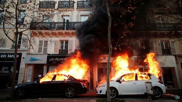 Pháp: Phản đối dự luật an ninh, hàng trăm nghìn người xuống đường biểu tình, Paris chìm trong khói lửa