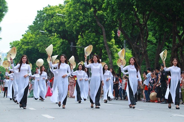 Biểu diễn áo dài truyền thống tại phố đi bộ quanh hồ Hoàn Kiếm