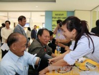 kham va cap thuoc mien phi cho kieu bao nguoi dan campuchia