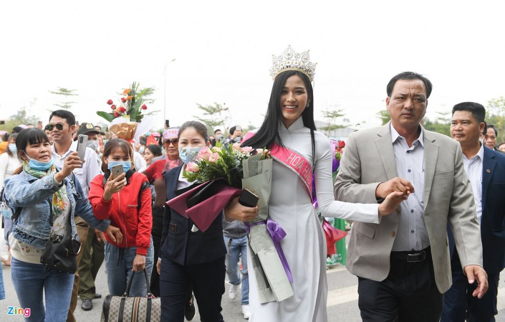 Hoa hậu Đỗ Thị Hà về quê được chào đón như người hùng