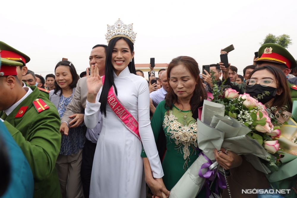 Hoa hậu Đỗ Thị Hà được chào đón như người hùng tại quê nhà