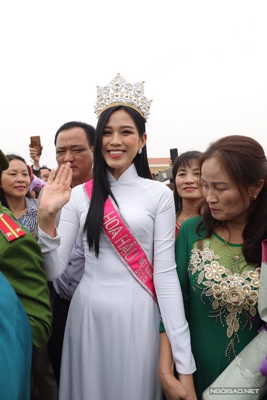 Hoa hậu Đỗ Thị Hà được chào đón như người hùng tại quê nhà