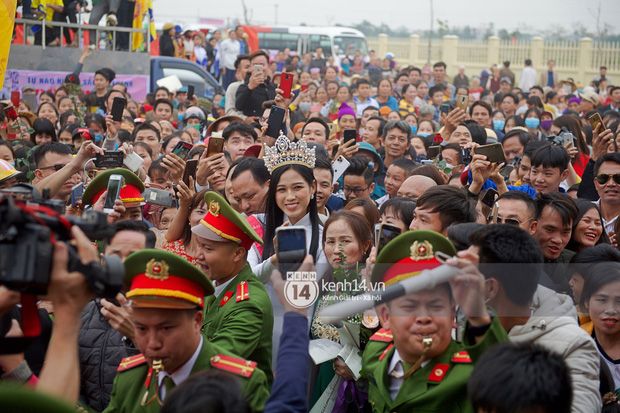 Hoa hậu Đỗ Thị Hà được chào đón như người hùng tại quê nhà, vui như thể ngày hội