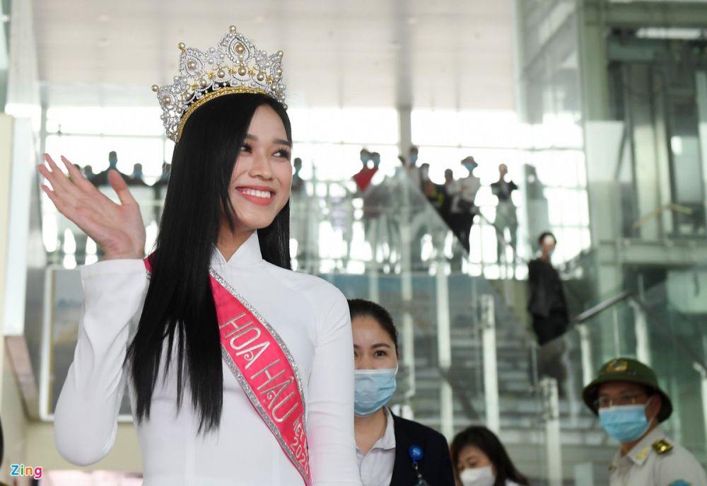 Hoa hậu Đỗ Thị Hà được chào đón như người hùng tại quê nhà, vui như thể ngày hội
