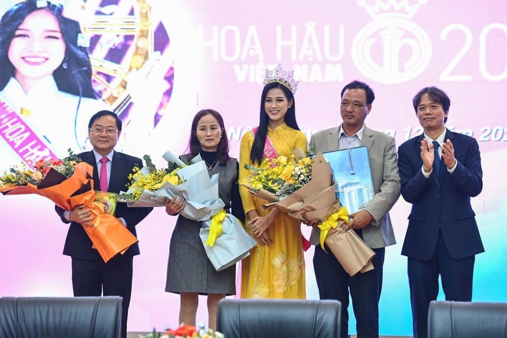 Hoa hậu Đỗ Thị Hà về thăm trường