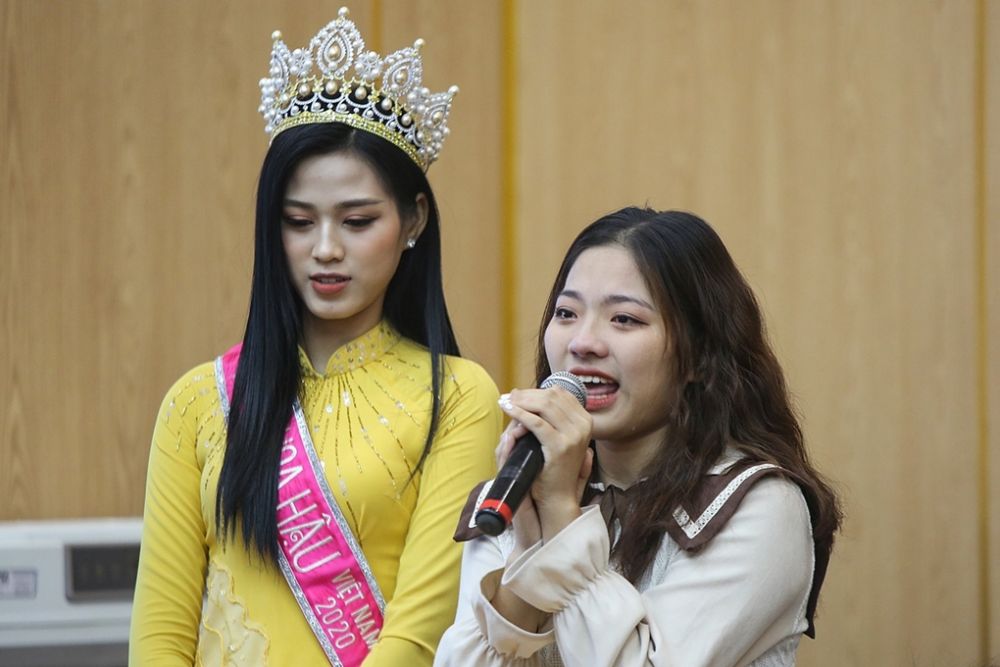 Hoa hậu Đỗ Thị Hà về thăm trường