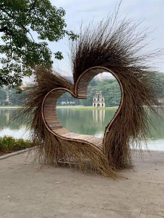 Nếu bạn cảm thấy mệt mỏi của cuộc sống đô thị, hãy tới Hồ Gươm - một hòn đảo yên tĩnh giữa lòng Hà Nội. Hãy ngồi xuống, thả mình và thưởng ngoạn toàn cảnh xung quanh, giữa nhịp sống đông đúc.