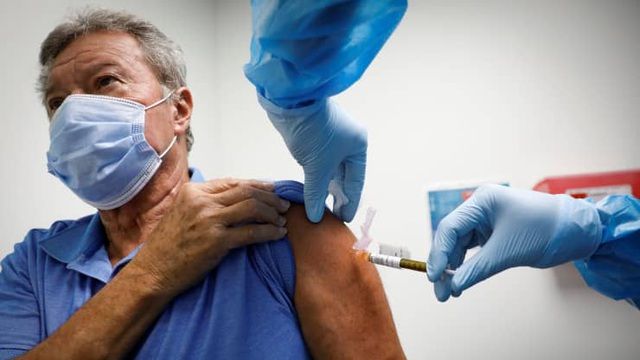 Một tình nguyện viên được tiêm vắc xin trong cuộc nghiên cứu về Covid-19 tại Florida. (Ảnh: Reuters)