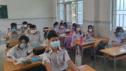TP. Hồ Chí Minh: Học sinh lớp 9, 12 tiếp tục đến trường học trực tiếp sau hai tuần thí điểm