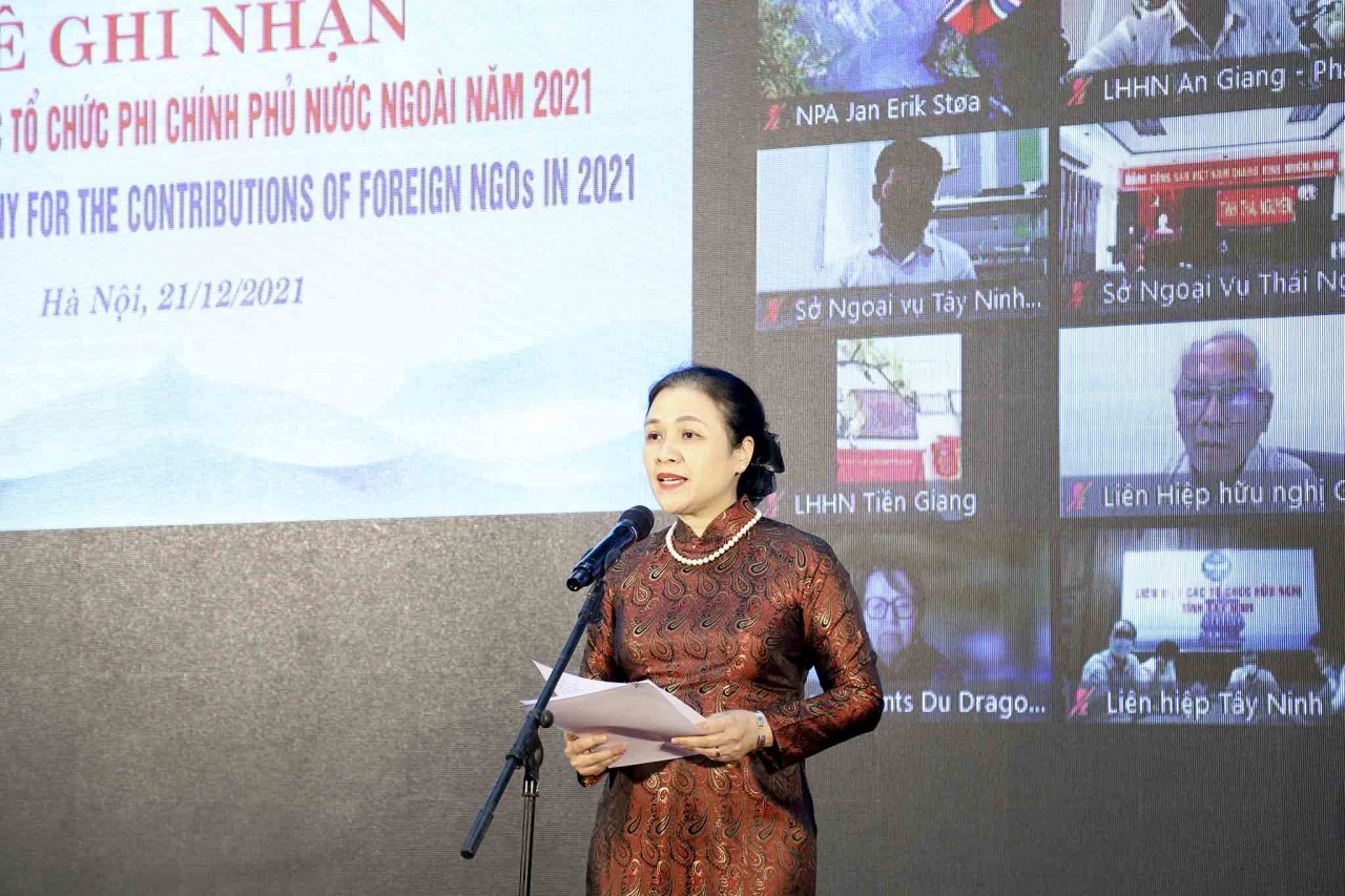 Chiều 21/12, tại Hà Nội, Liên hiệp các tổ chức hữu nghị Việt Nam tổ chức Hội nghị chia sẻ thông tin và Lễ ghi nhận đóng góp của các tổ chức phi chính phủ nước ngoài năm 2021. (Ảnh: Quang Hòa)