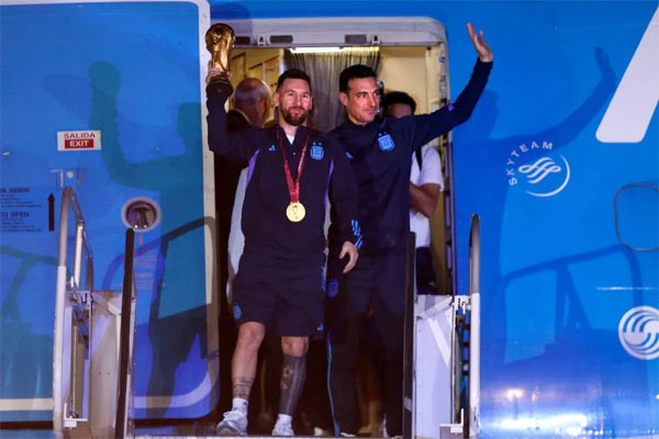 Lionel Messi và đồng đội về đến Argentina