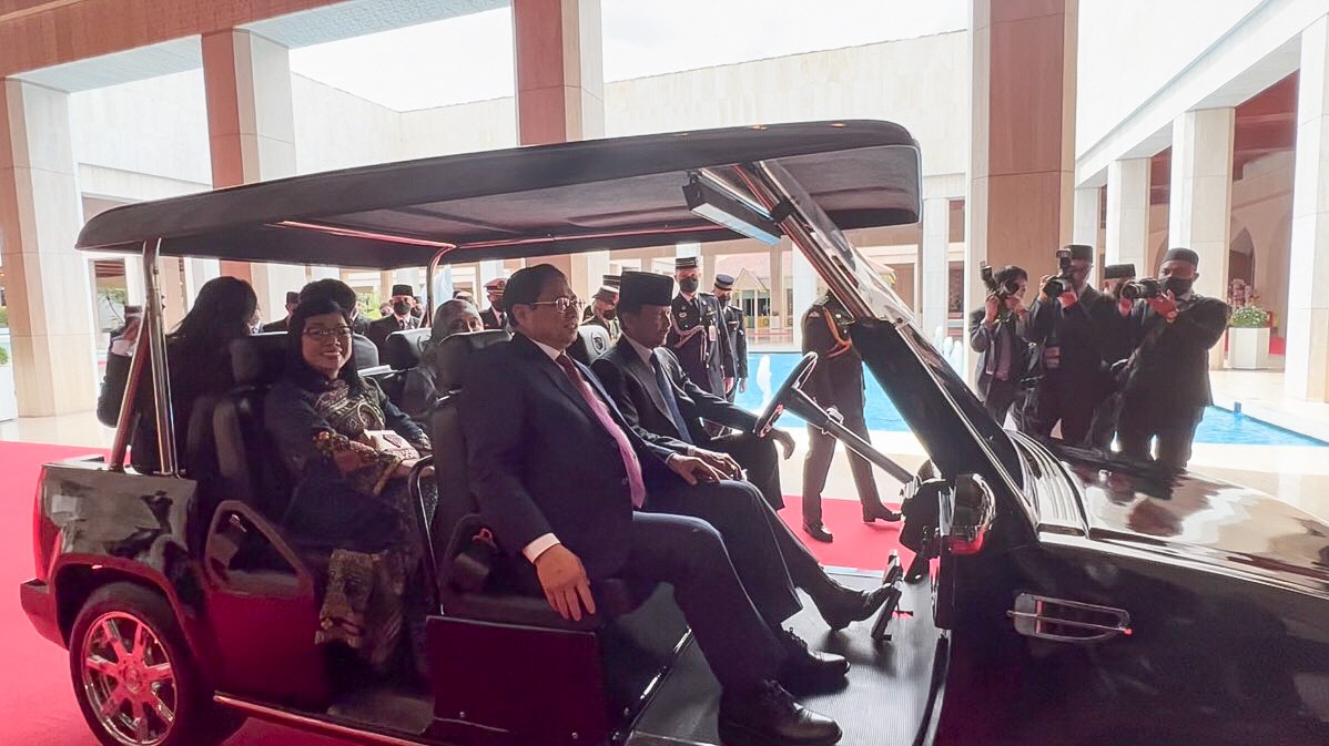 Quốc vương Brunei đích thân lái xe điện đón Thủ tướng và Phu nhân Hoàng cung