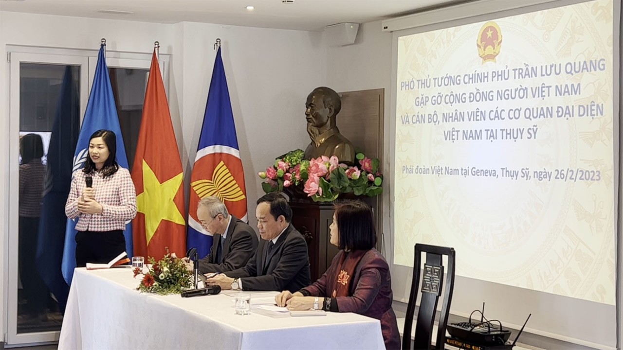 Phó Thủ tướng Trần Lưu Quang gặp gỡ cộng đồng người Việt và cán bộ, nhân viên các Cơ quan đại diện Việt Nam tại Thụy Sỹ