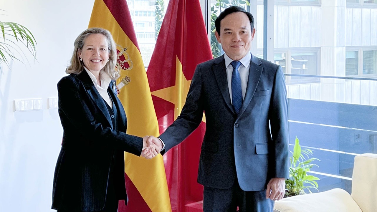 Phó Thủ tướng Trần Lưu Quang hội đàm với Phó Thủ tướng thứ nhất Tây Ban Nha Nadia Calviño